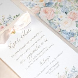 Exkluzív Blush and Bloom esküvői meghívó virágmintás tokban és púder rózsaszín szalaggal
