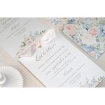 Kihúzható esküvői meghívó részlet metálfényű papíron, masni díszítéssel