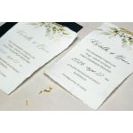 Aranyozott esküvői meghívó zöld leveles grafikával, letisztult megjelenéssel
