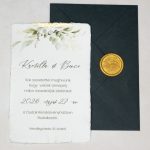 Zöld esküvői meghívó sötétzöld borítékkal és arany viaszpecséttel