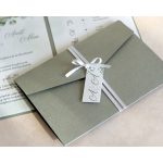 Eukaliptusz mintás borítékra hajtott esküvői meghívó szalagos átkötéssel