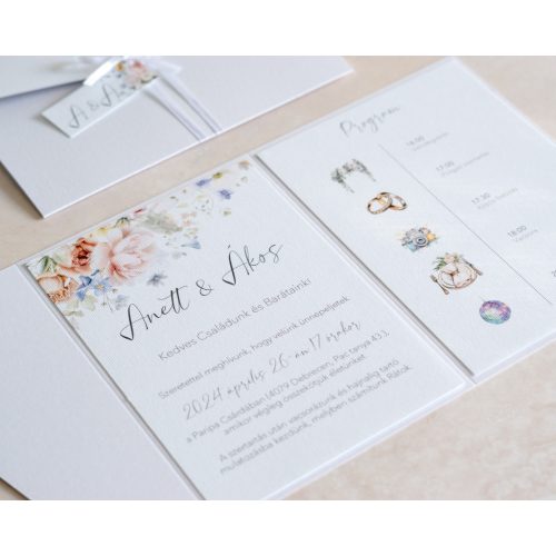 Kinyitott meghívó virágos grafikával és két belső oldallal