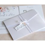 Romance borítékra hajtott esküvői meghívó szalagos átkötéssel