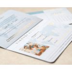 Pasztell kék színvilágú, passport formátumú utazás tematikájú esküvői meghívó