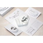 Fehér baba bejelentő zokni kis ajándékdobozban – babaváró ajándék