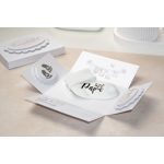 Fehér baba bejelentő zokni kis ajándékdobozban – babaváró ajándék