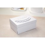 Fehér baba bejelentő zokni kis ajándékdobozban – babaváró ajándék