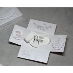 Fehér baba bejelentő zokni kis ajándékdobozban – babaváró ajándék